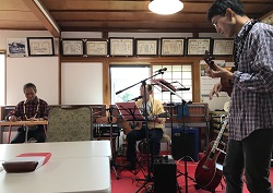 AGEWOSメンバーの演奏